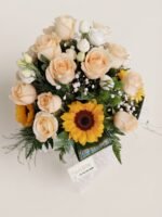 Composizione Elegante di Rose Pesca e Girasoli