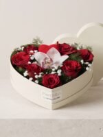 Box a Cuore con Rose Rosse e Orchidea