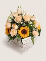Composizione Elegante di Rose Pesca e Girasoli