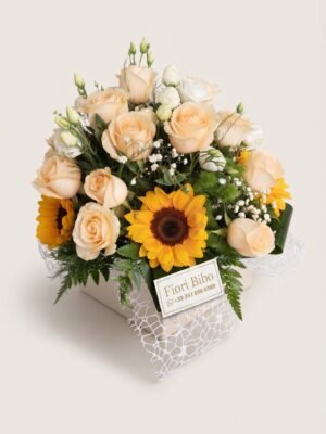 Composizione Elegante di Rose Pesca e Girasoli