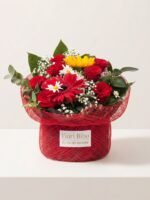 Composizione Passionale con Rose Rosse e Girasole