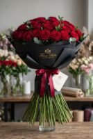 Bouquet "Rosso Imperiale" – Rose Rosse a Cupola e Incarto Nero – Fiori Bibo